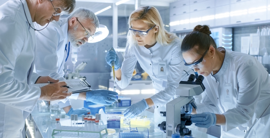 Ein Team von Forschern arbeitet in einem Labor